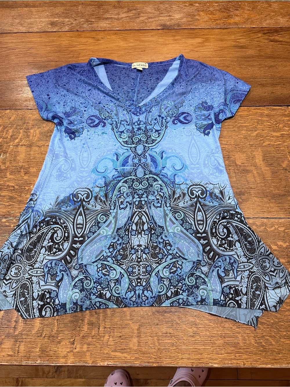 live and let live Blue Paisley Print V-Neck Short Sleeve Top sz small whimsical
